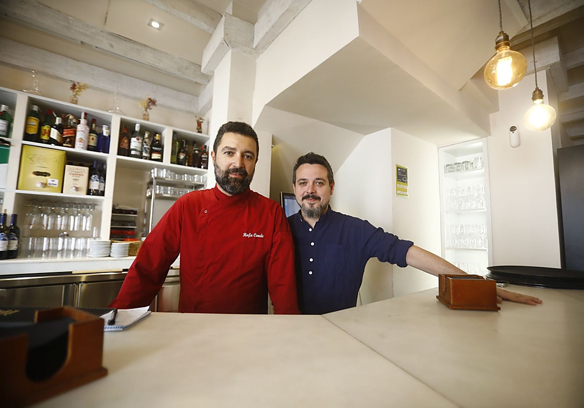 El chef Rafa Conde, junto a Sergio Mahedero, tras la barra de El Escondite de San Nicolás
