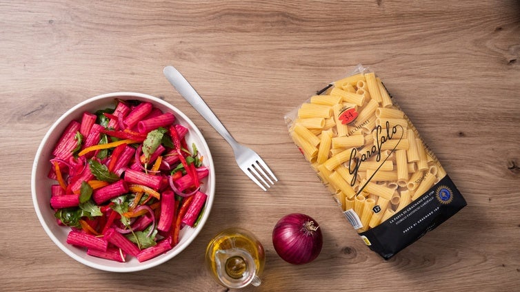 Así se prepara esta ensalada de pasta con remolacha