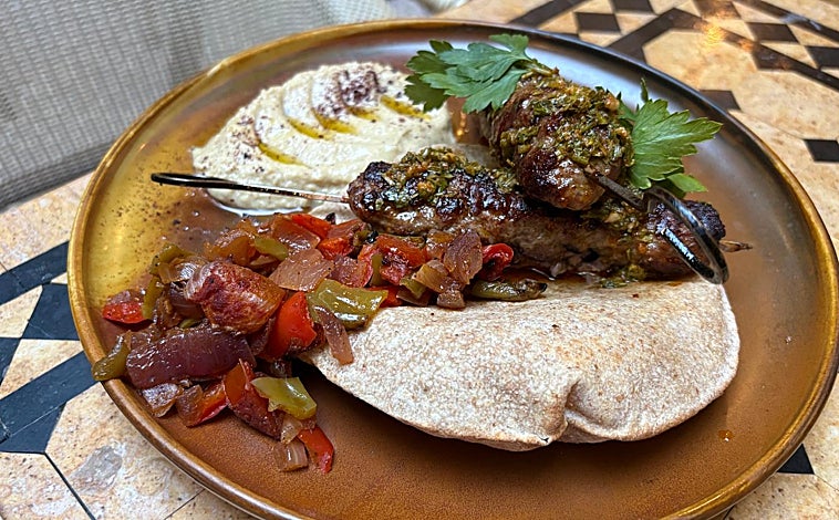 Imagen principal - Diferentes propuestas de la carta del restaurante Umaueyon en Córdoba