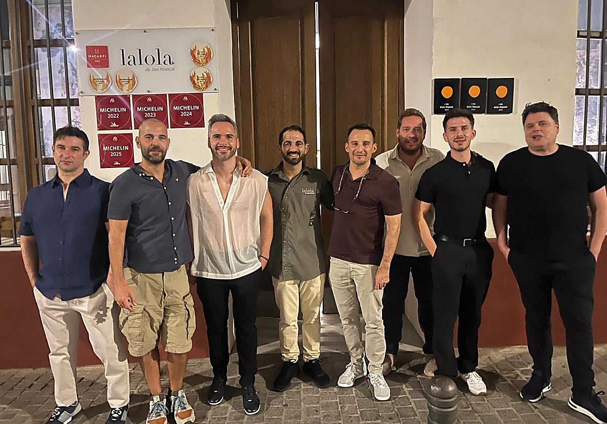 Alejandro Amenábar, junto a su equipo de 'El cautivo', en el restaurante Lalola