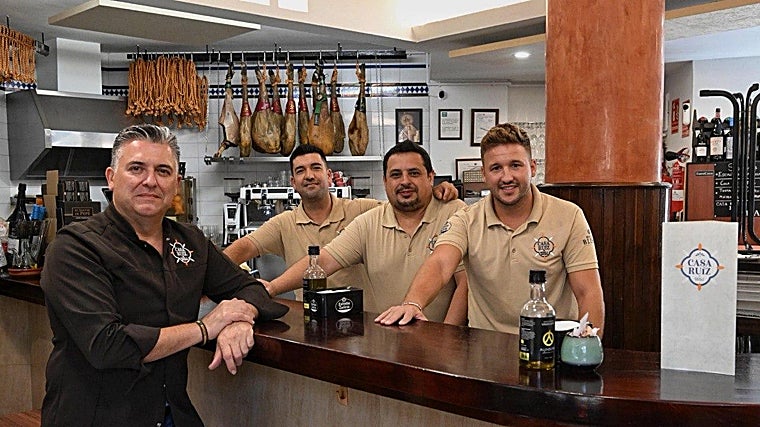 Miguel Ángel Miranda junto a su equipo