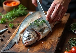Arguiñano por fin revela cómo coger una merluza antes de cocinarla: «Hay que tener cuidado con los dientes»