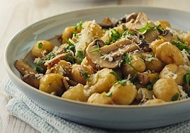 Gnocchis crujientes con pollo y setas