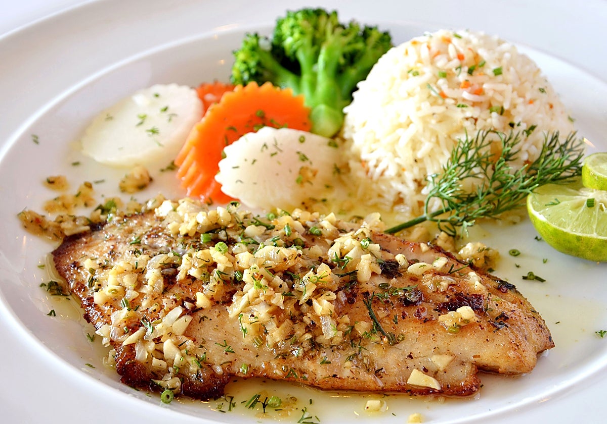 Gallineta a la naranja con bimis, brócoli y vasitos de arroz integral Brillante