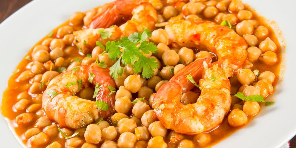 Garbanzos con langostinos: una receta rápida y muy fácil para una comida alta en proteínas