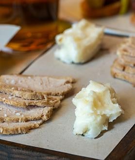 Imagen secundaria 2 - Gilda de steak tartar de vaga, queso al oloroso y lomo de cerdo en manteca blanca