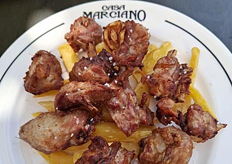 Imagen secundaria 1 - Lomo de bacalao gratindo con tomate, pollo frito y croquetas de lomito ibérico