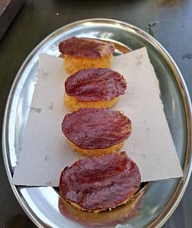 Imagen secundaria 2 - Lomo de bacalao gratindo con tomate, pollo frito y croquetas de lomito ibérico