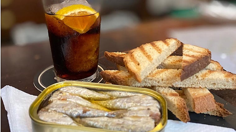 Dónde tomar vermut en Málaga: bares con encanto para el aperitivo