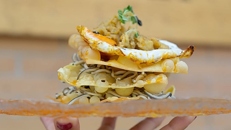 Milhojas con huevo y gulas de Fuera de Carta  en Los Bermejales