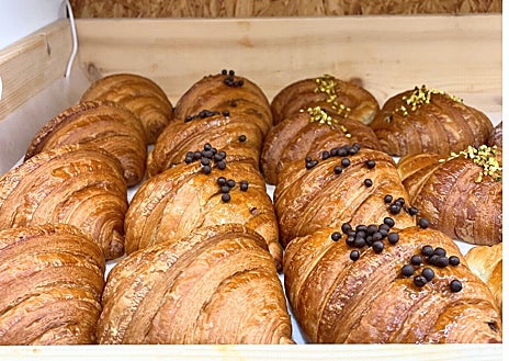 Imagen secundaria 1 - La Esencia aterriza en Los Remedios con un nuevo despacho de pan