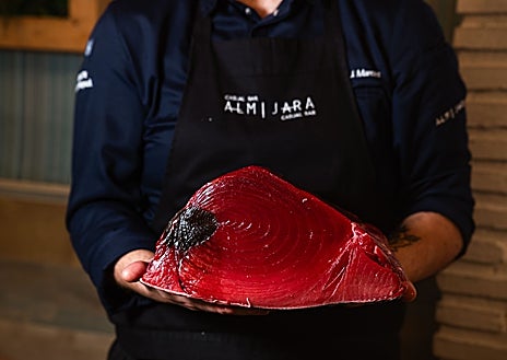 Imagen secundaria 1 - Almijara Casual Bar recibe la Medalla de Oro de Radio Turismo y Gastronomía