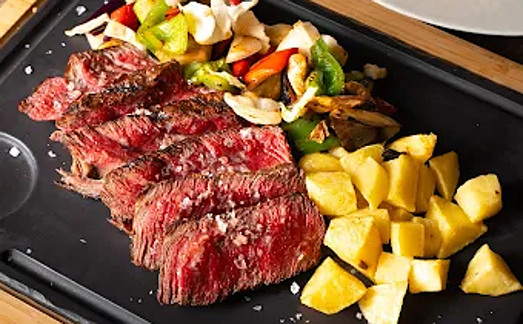 Imagen principal - Vôvem Estepona: el nuevo templo carnívoro de la Costa del Sol