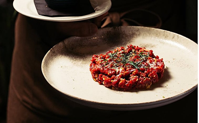 Imagen principal - Vôvem Estepona: el nuevo templo carnívoro de la Costa del Sol