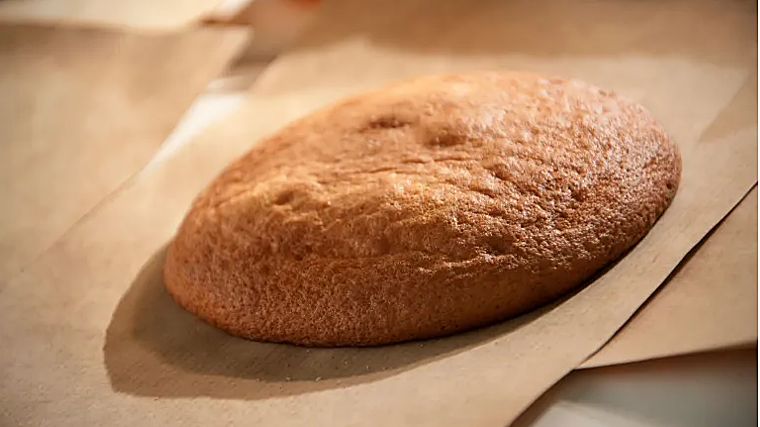 El mostachón es en esencia un bizcocho aromatizado con canela, elaborado con azúcar, harina, huevos y un leve toque de miel en algunas recetas