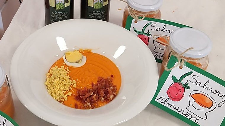 Salmorejo cordobés en una actividad infantil de la Cofradia del Salmorejo Cordobés