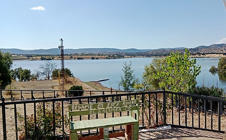 Imagen principal - El nuevo restaurante Zalamea en el pantano de Sierra Boyera en Belmez (Córdoba)