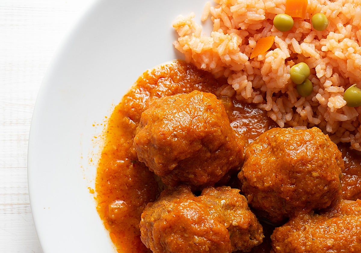 Albóndigas con sobras de crema de zanahoria y arroz integral Brillante