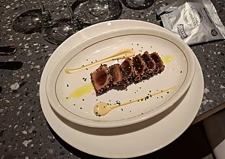 Imagen secundaria 1 - Tartar de tarantelo, sashimi de lomo blanco y tataki de descargamento