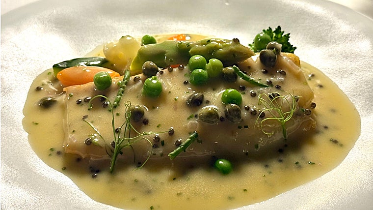 Lenguado meunière con guisantes y caviar