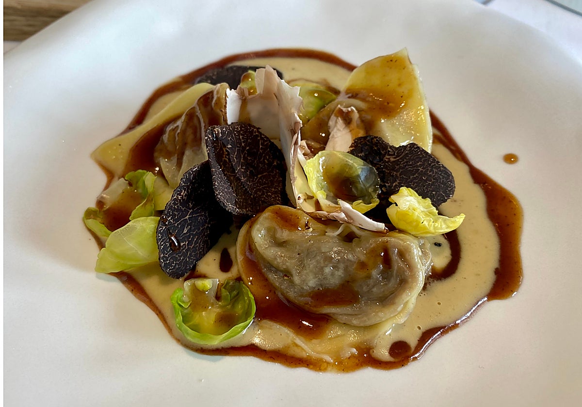 Tortellini de rabo de toro al pedro ximénez con crema de foie
