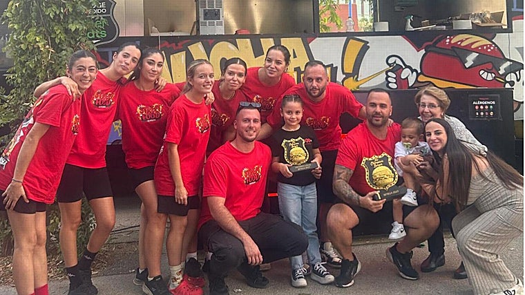 Equipo de Street Food Burger frente a su food truck