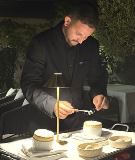 Imagen secundaria 2 - Helado de plátano fermentado con esponja de plátano destilada de vino manzanilla, caramelo y chips de plátano, y soufflé al Grand Marnier, los postres de El Lago