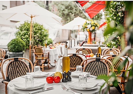 Imagen secundaria 1 - Postres y terraza de Le Petit Maison