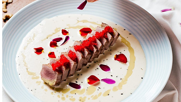 Tataki de atún con ajoblanco de Lolita Fusión, en Carmona