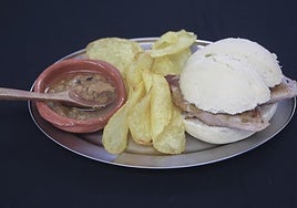 Vuelve 'Con 2 Panes y 1 Pico', el festival de los montaditos y la ensaladilla, a Sevilla: horarios, entradas y bares que participan