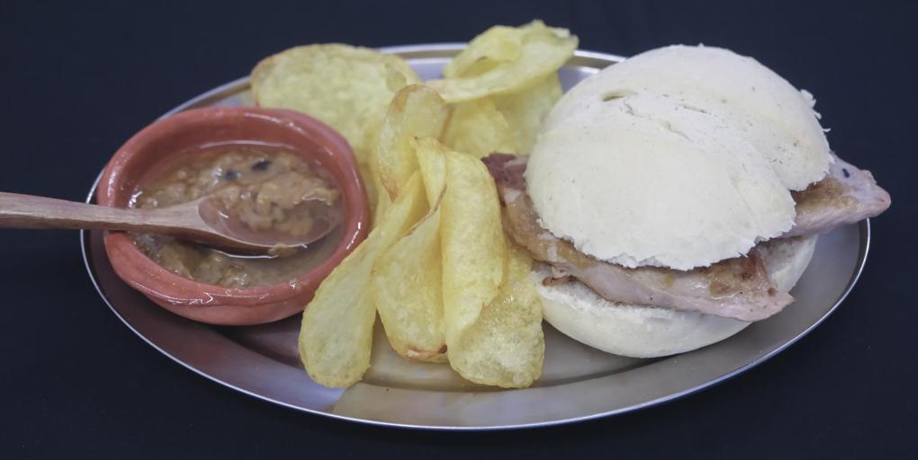Vuelve 'Con 2 Panes y 1 Pico', el festival de los montaditos y la ensaladilla, a Sevilla: horarios, entradas y bares que participan