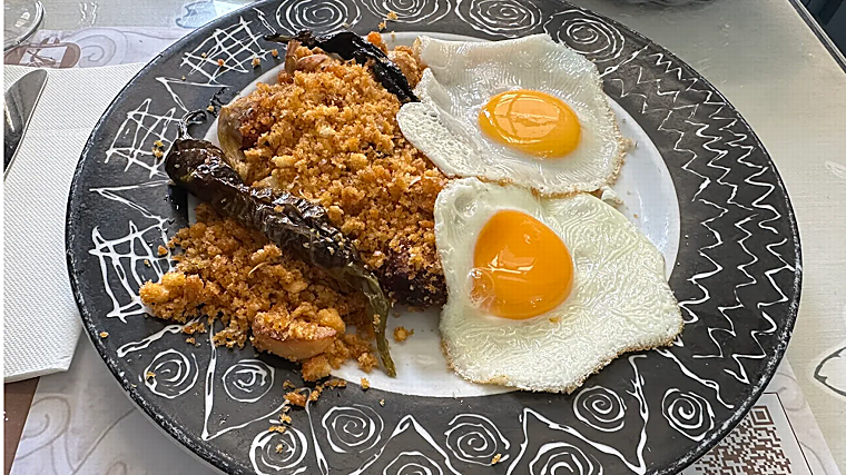 Migas con huevo frito de restaurante Mingalario en Carmona