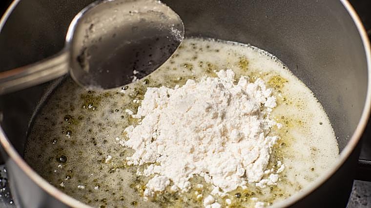 Cocinar la harina bien es esencial para que las croquetas salgan deliciosa