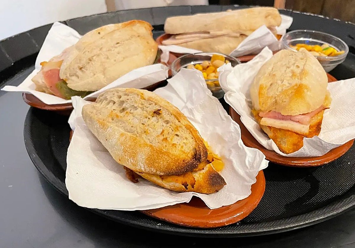 Montaditos en el bar El Relevo de Córdoba