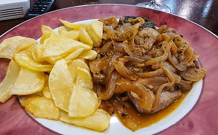 Imagen principal - La Ñora, o el bar donde sirven los desayunos más potentes de Málaga