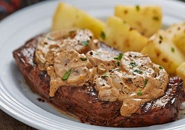 Filete de ternera con salsa de setas y patatas asadas