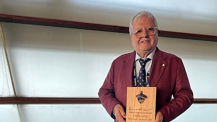 Mariano García, del restaurante Donald, junto con su galardón de Tabernero Mayor en el congreso San Sebastian Gastronomika 2025