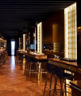 Imagen secundaria 2 - El interior de Gloria tiene varias zonas diferenciadas, destacando la barra de 14 metros