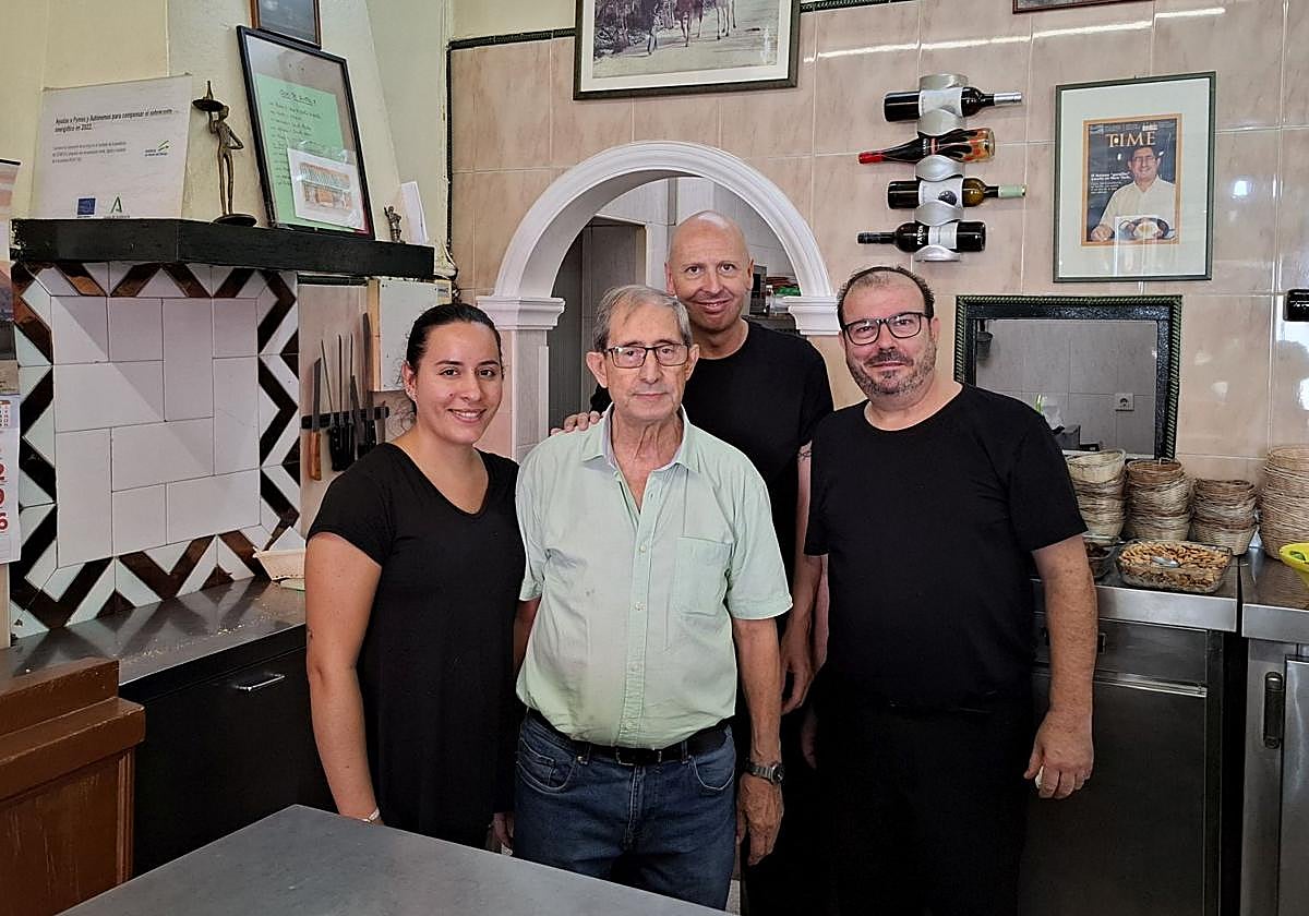 Curro, rodeado de Rocío, Jesús y Carmelo, su último equipo de trabajo en la Bodega Consolación