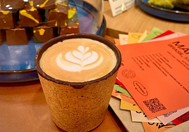 Así es la cafetería de Sevilla que te pone el café en un vaso comestible