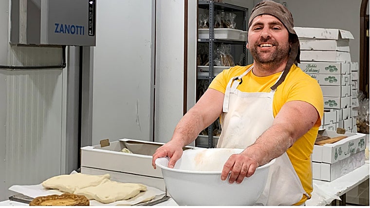 Javier González, panadero y propietario de La Esencia