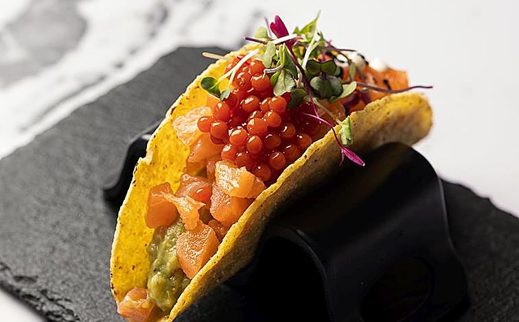 Imagen principal - Taco de atún con guacamole, novillo argentino y canelón de cola de toro