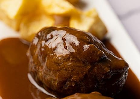 Imagen secundaria 1 - Tosta de sardina, carrillera y patatas bravasFalso ravioli de pasta filo rellena de cordero con parmesano, brioche con carne deshilachada y mayonesa de kimchi, y costilla a baja temperatura