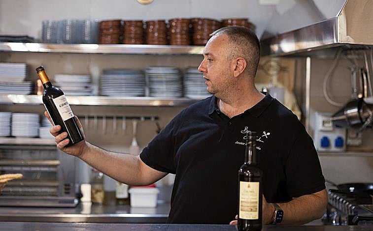 Imagen principal - Javier Guardiola - Tapas &amp; Vinos, una nueva propuesta en Triana: «Tenemos una cocina de autor y cuidamos al mismo nivel el vino»