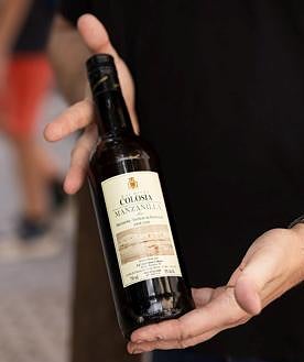 Imagen secundaria 2 - Javier Guardiola - Tapas &amp; Vinos, una nueva propuesta en Triana: «Tenemos una cocina de autor y cuidamos al mismo nivel el vino»