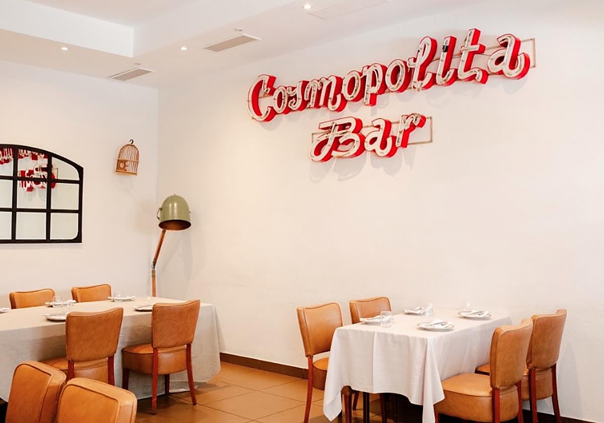Interior del bar La Cosmopolita, que cierra tras 15 años en Málaga