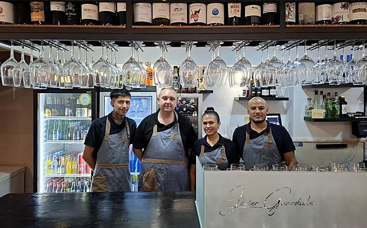 Imagen principal - El equipo de Javier Guardiola-Tapas&Vinos 