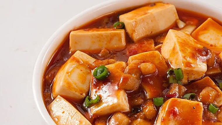 Crema de lentejas rojas y zanahorias con tofu marinado y semillas de sésamo