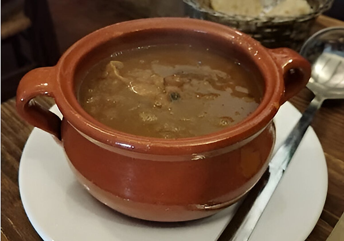 Guiso de Casa Adriano, en San Nicolás del Puerto, uno de nuestros recomendados para comer en la Sierra Norte de Sevilla