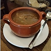 Guiso de Casa Adriano, en San Nicolás del Puerto, uno de nuestros recomendados para comer en la Sierra Norte de Sevilla